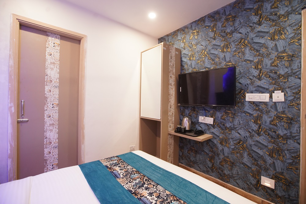 best budget luxury hotels in Amritsar near railway station bus stand